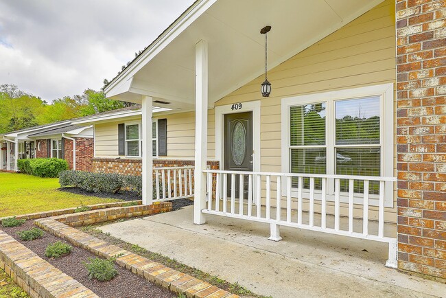 Building Photo - Gorgeous Family Home in Summerville!