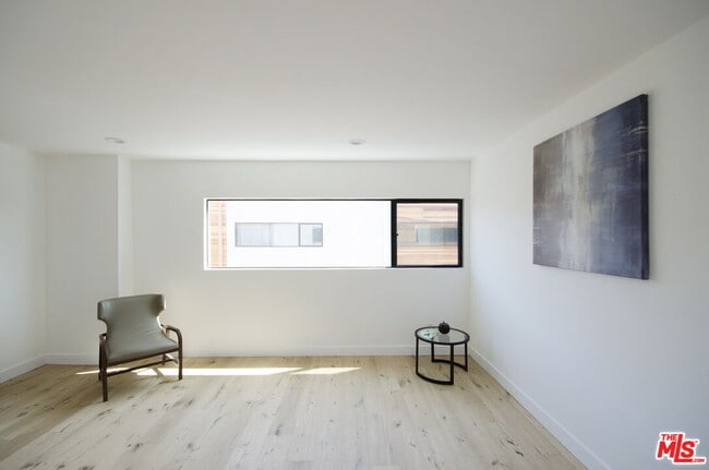 Building Photo - 860 S Wilton Pl
