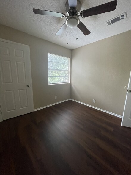 Building Photo - 400 Algerita Dr