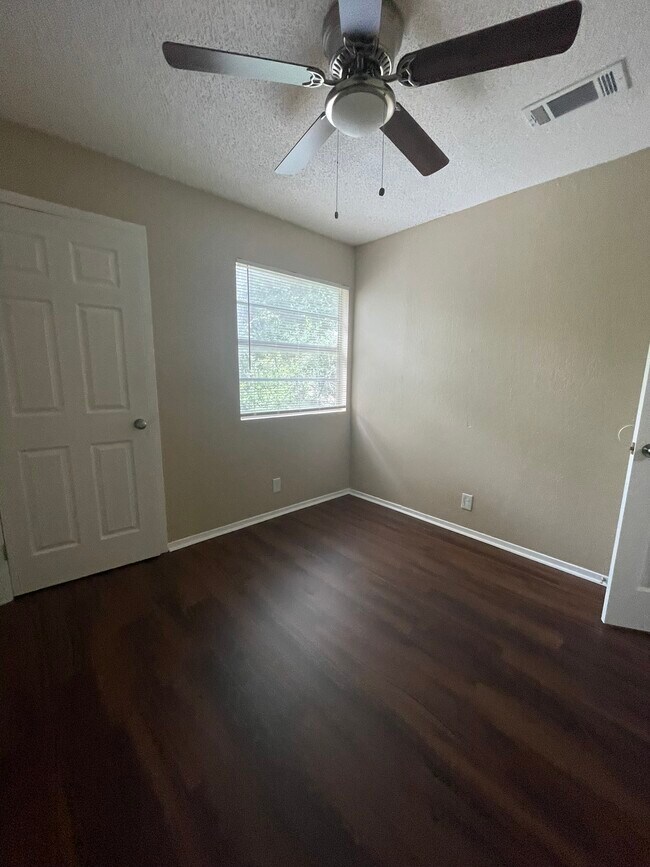 Building Photo - 400 Algerita Dr