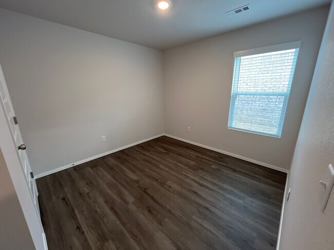 Building Photo - 3085 Vail Ave