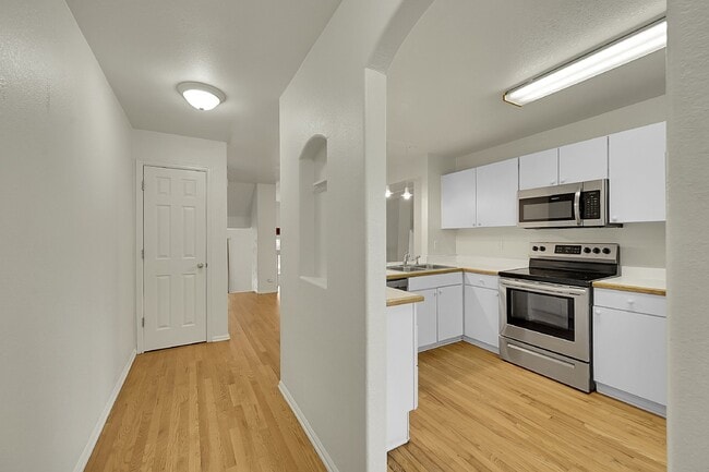 Building Photo - $1,950- 2 Bed, 2 Bath Townhouse in Denver with Washer and Dryer!