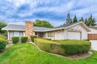 Building Photo - Pocket 3 Bedroom plus Den 2 Bath Home