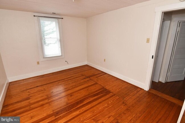 Building Photo - 105 E Pall Mall St