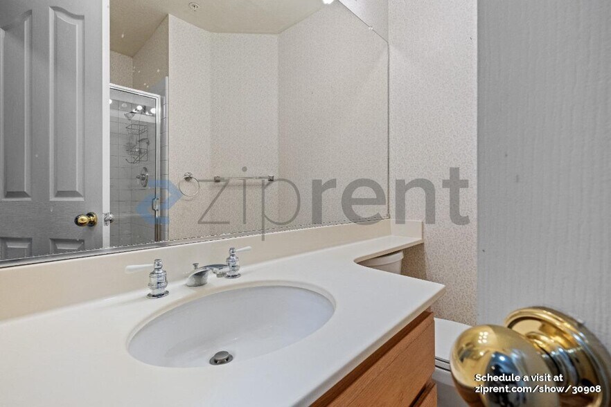 Building Photo - 1001 Sandhurst Dr