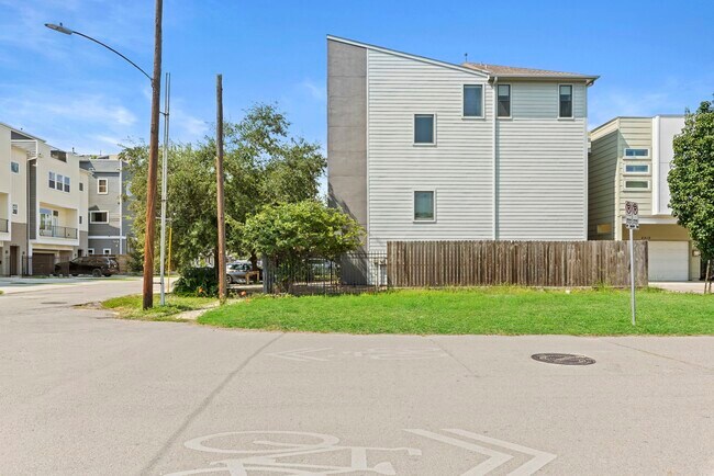Building Photo - 2119 Hadley St