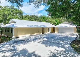 Building Photo - 3/2 POOL home in Harbor Estates Stuart--No HOA & Lots of Parking!