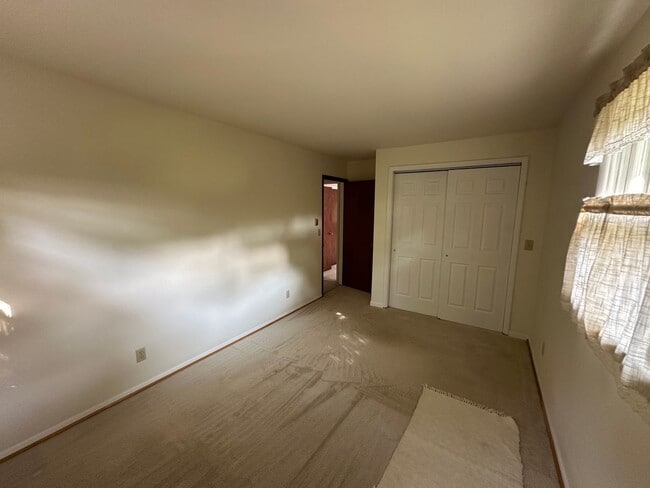 Building Photo - 4 Bedroom, 2 Bathroom House