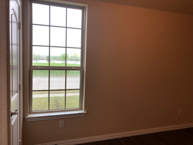 Building Photo - 530 Meadowlake Dr