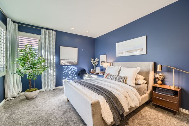Building Photo - Gorgeous Cherry Creek Townhome - 2 bed 2 bath with 1 car garage
