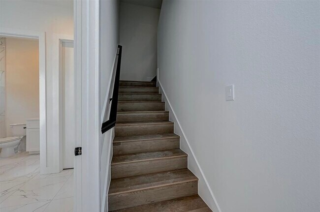 Building Photo - 6127 W Montgomery Rd