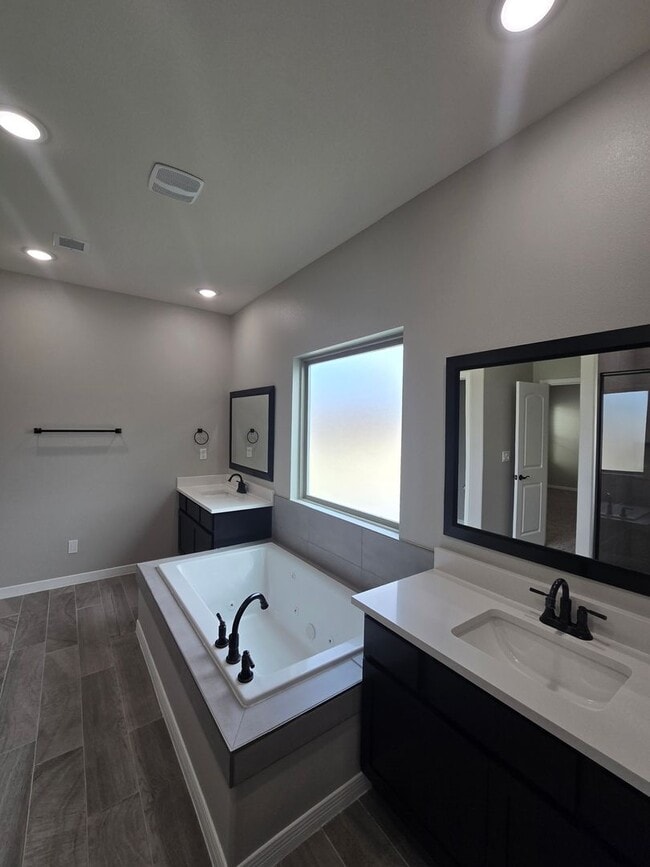 Building Photo - LUXURIOUS EASTSIDE HOME FOR RENT