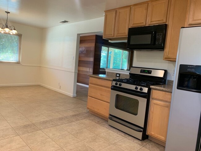 Building Photo - 3 bedroom 2 bath home with HUGE yard in Orangevale