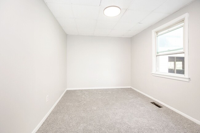 Building Photo - THREE BEDROOM SINGLE FAMILY HOME IN BEAUTI...