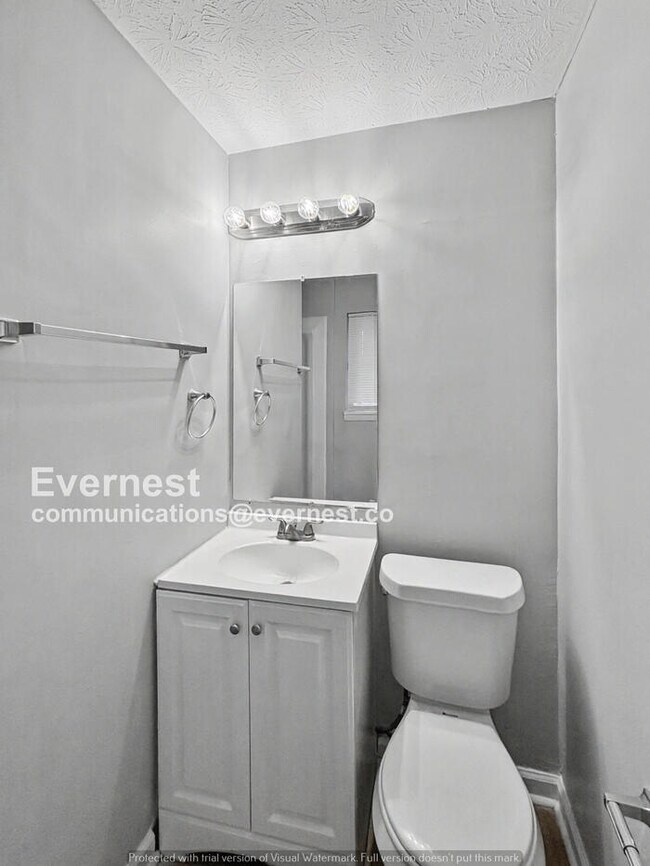 Building Photo - 4 Bed, 2 Bath Home with Garage / Pet-Friendly / Available Now!