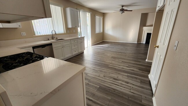 Building Photo - MOVE IN READY!!