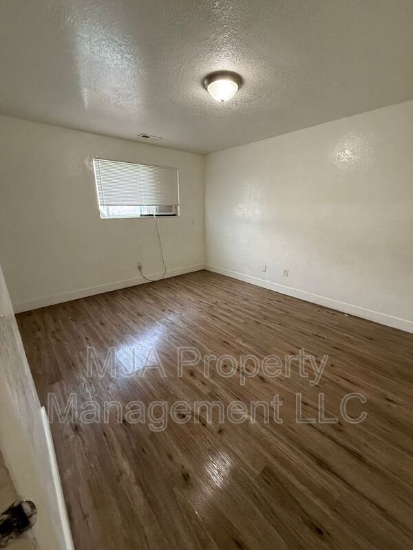 Building Photo - 2517 S Lakecrest St