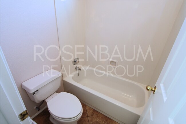 Building Photo - 5-beds, 3-baths Waterfront home in Gilbert...
