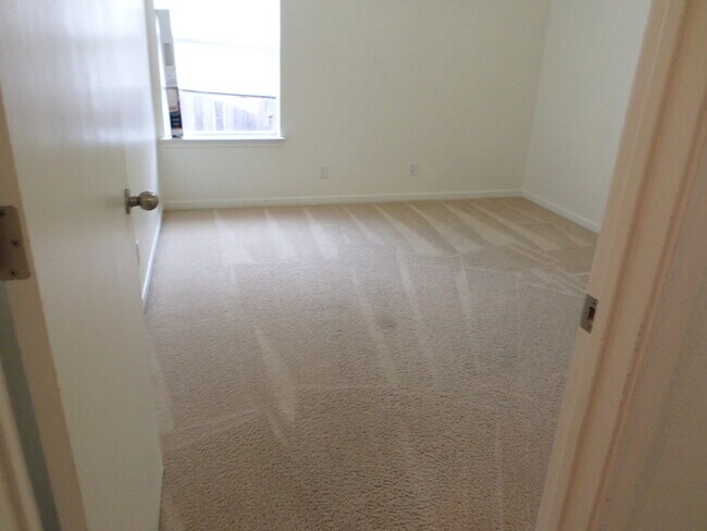 Building Photo - 1310 Chips Dr