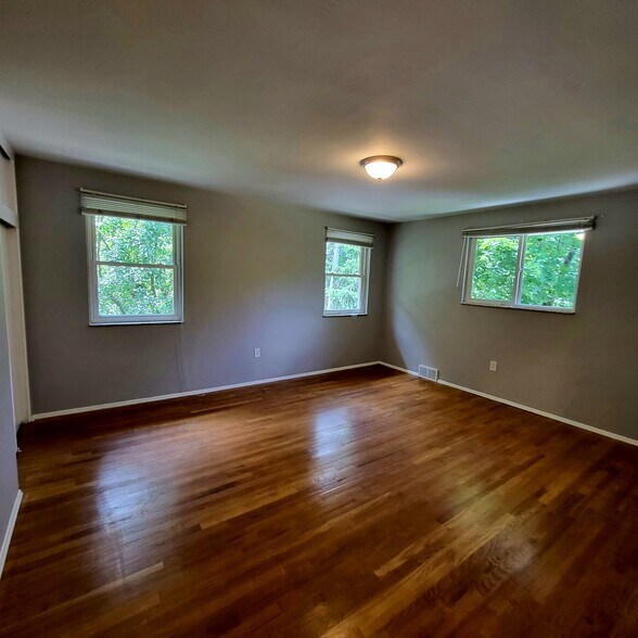 Building Photo - 549 Cumberland Rd