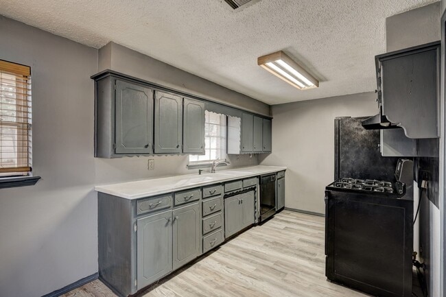 Building Photo - 3 bed, 1.5 bath Home in Yukon, OK