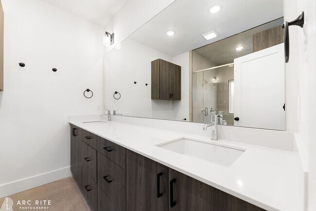 Building Photo - High End Luxury Home!