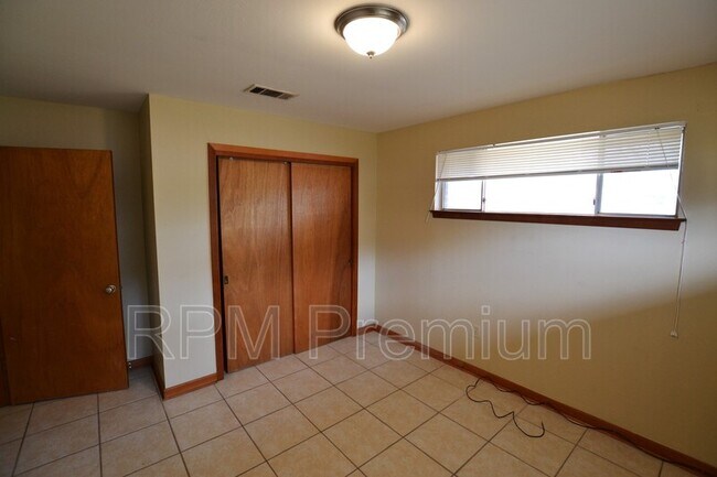 Building Photo - 8255 Queenswood Ct