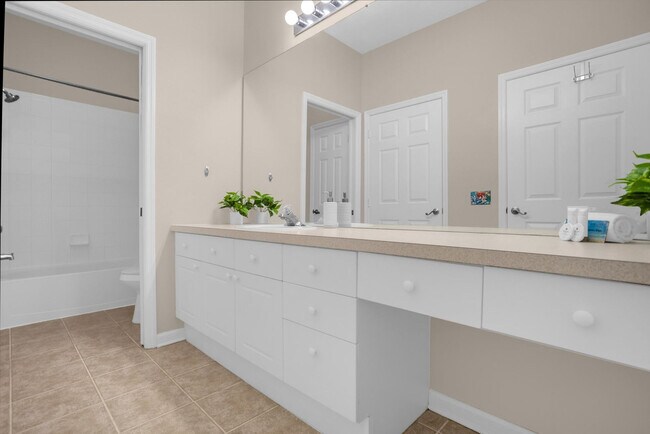 Building Photo - 2307 Silver Palm Dr