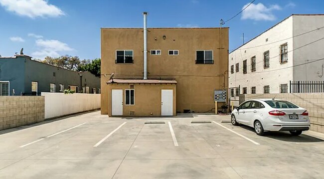 Building Photo - 3028 Edgehill Dr