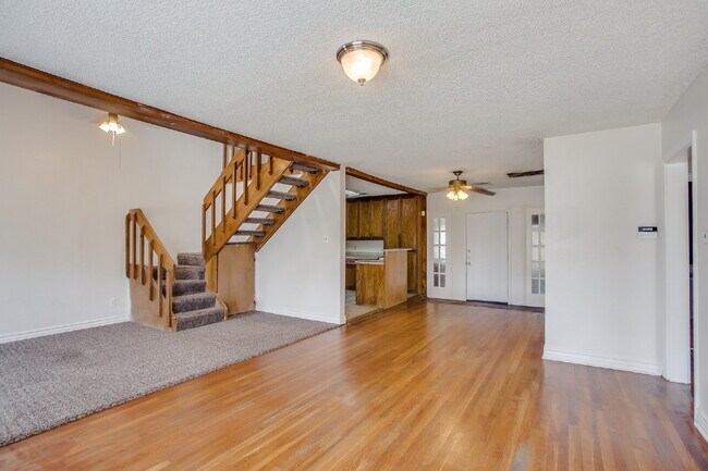 Building Photo - MOVE IN SPECIAL! 3/2 Close to Tech