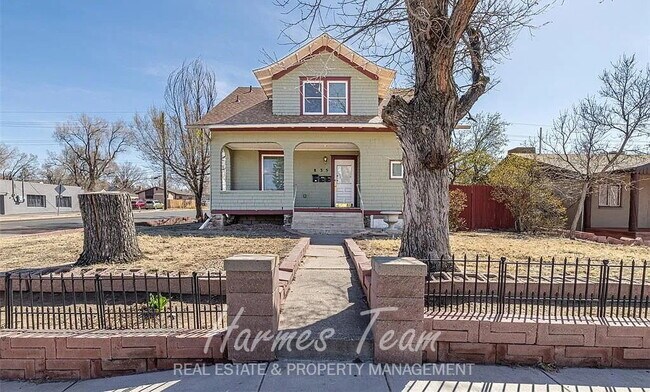 Building Photo - Spacious Basement Apartment with Private Entrance, Full Kitchen & In-Unit Laundry