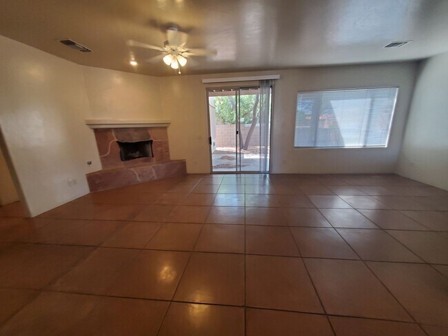 Building Photo - Central Tucson, close to everything, community pool