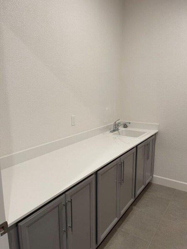 Building Photo - Fabulous Single Level 4 Bedroom in 95757