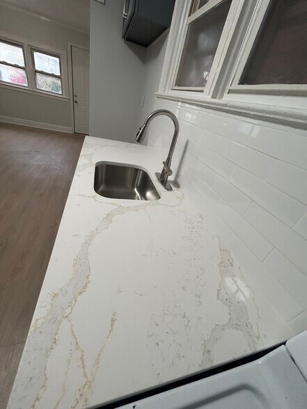 Building Photo - 243 Smith St