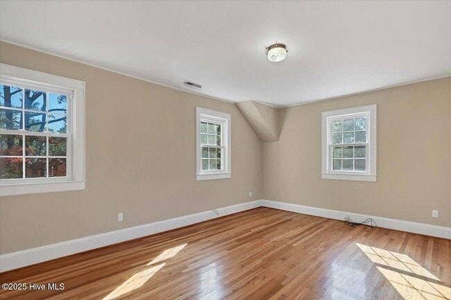 Building Photo - 300 Dogwood Ln