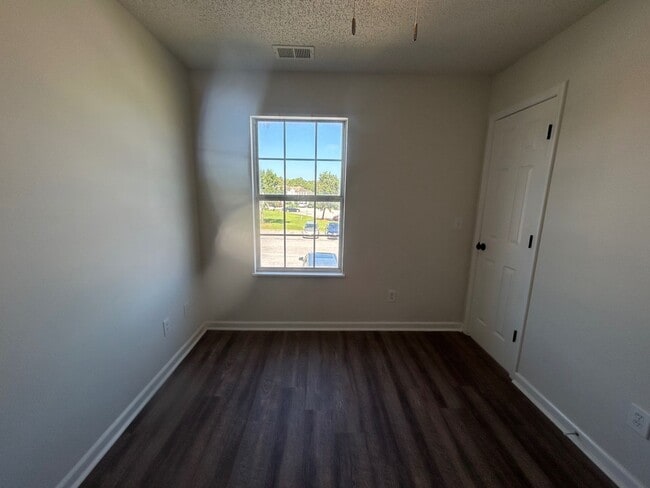 Building Photo - 3-bedroom, 2.5-bathroom two-story home located in the desirable Gatewood Communities!