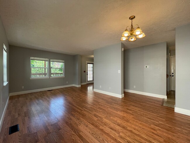 Building Photo - SE Home 3Bd/2.5Ba Home Close to the Willamette River off McLoughlin Blvd. 2 Car Garage and Washer...