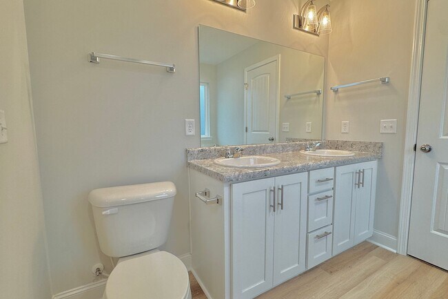 Building Photo - AVAILABLE NOW! (Pet Friendly)