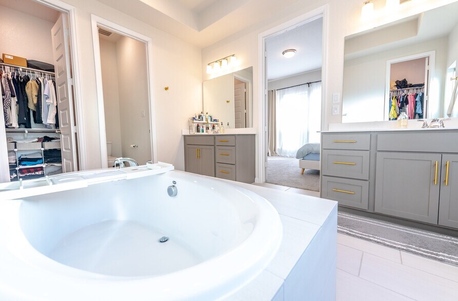 Building Photo - 14336 Apache Wls