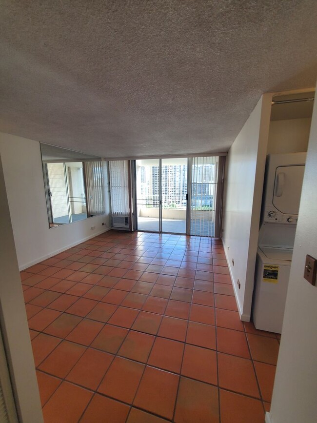 Building Photo - Spacious, pet friendly, Summer Palace unit...