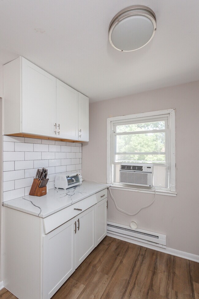 Building Photo - 6427 N Hermitage Ave