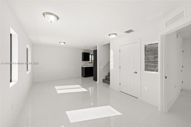 Building Photo - 3 bedroom in Miami FL 33142