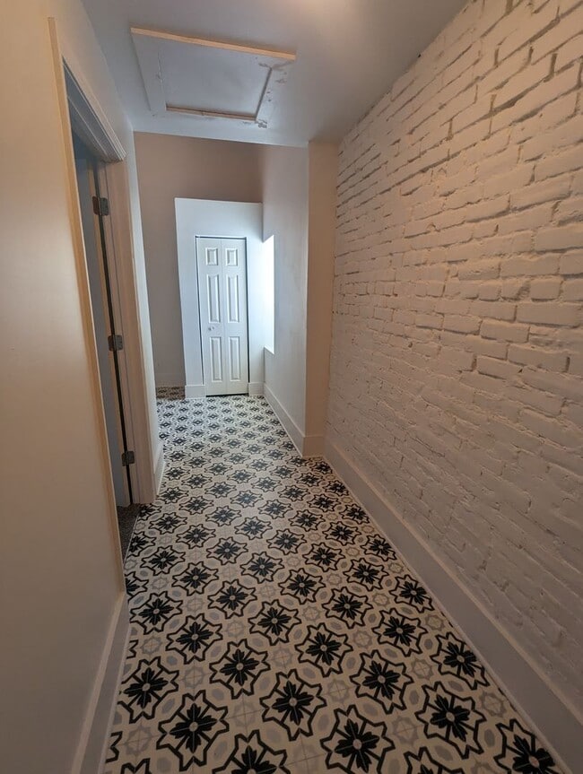 Building Photo - 123 W Moniteau St