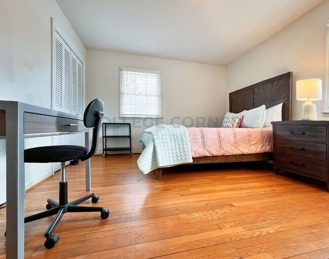 Building Photo - 830 Delmonte Dr NW