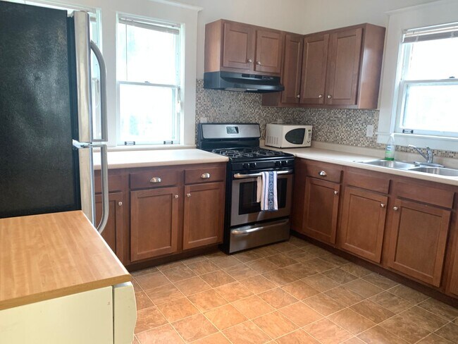 Building Photo - Large 4 Bedroom home!