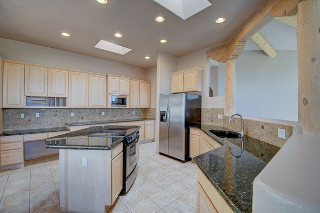 Building Photo - High Desert Custom Beauty 3 Bedroom 2 bath...