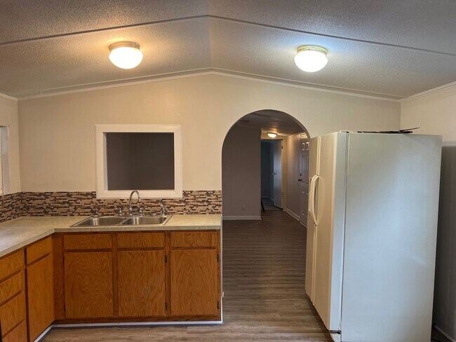 Building Photo - 2 Bed/2 Bath Home - Large Private Wooded Lot - Great Location - Large Covered Back Deck - Storage...
