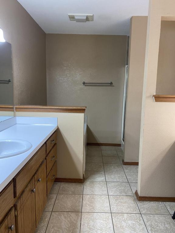 Building Photo - 2320 S W Wolf Run Dr