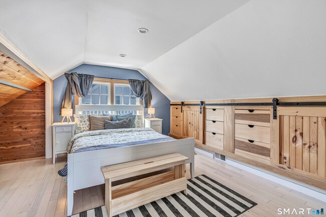 Building Photo - 855 Riverside Dr