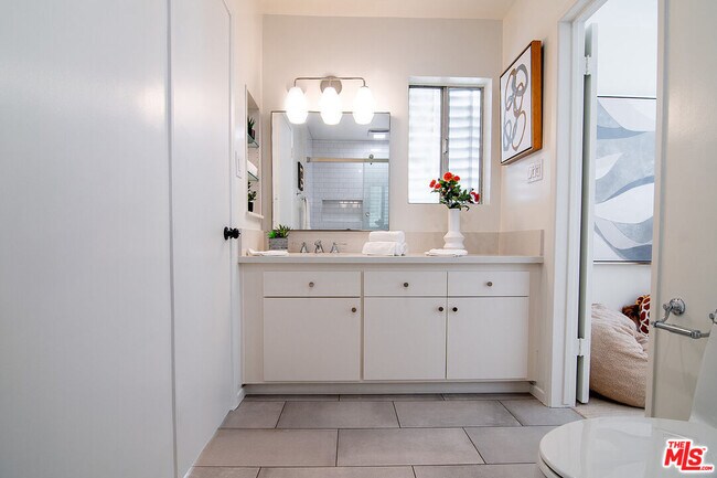 Building Photo - 344 S Doheny Dr